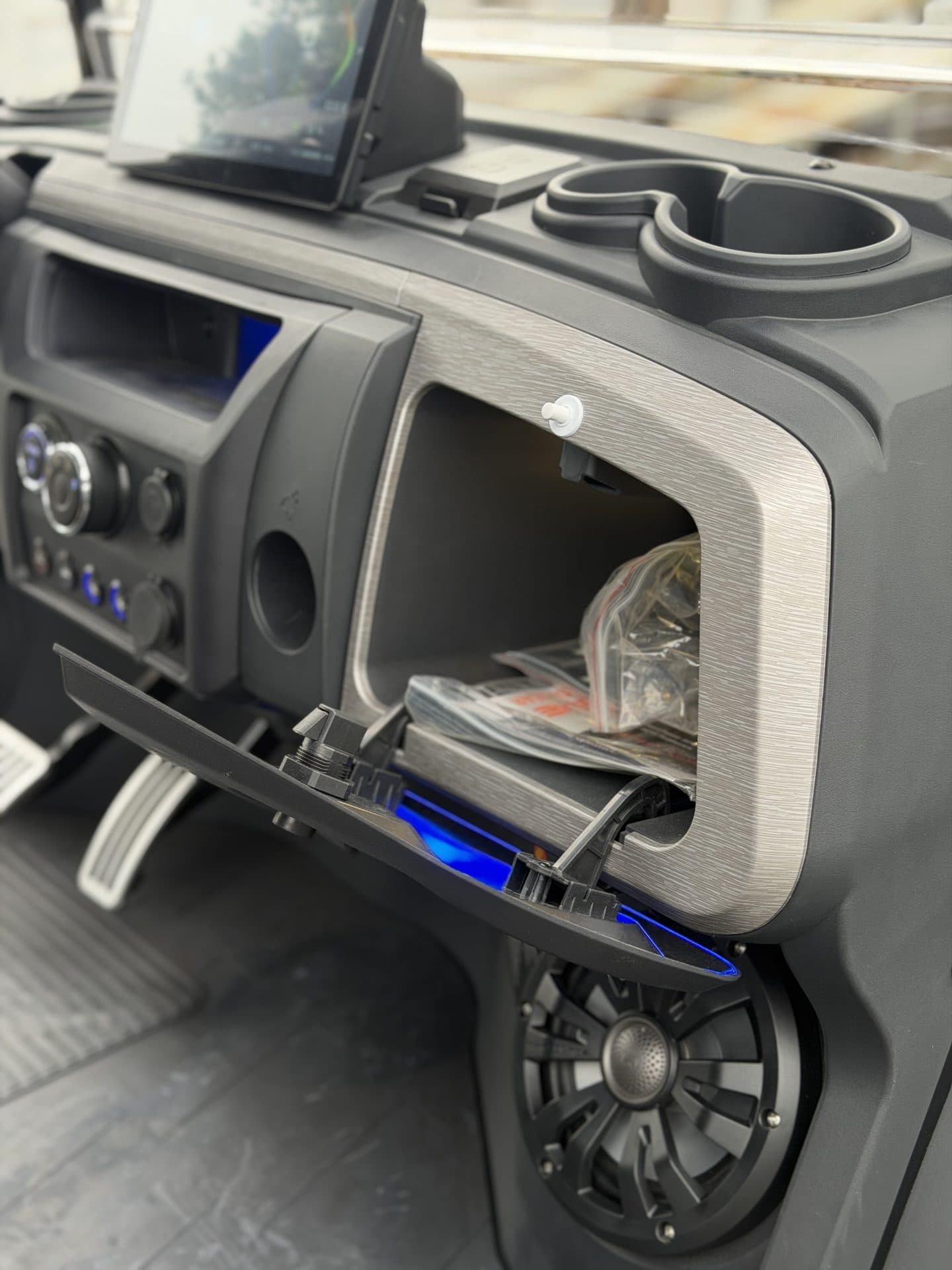 EPIC E40FX, Locking glove compartment, accent lighting and integrated speaker