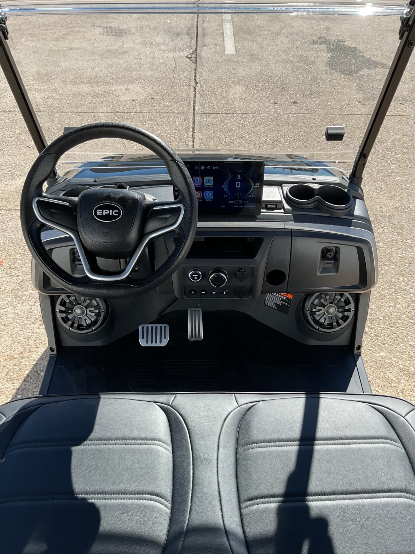 EPIC E60FX, Six-passenger cockpit, integrated speakers and premium dash