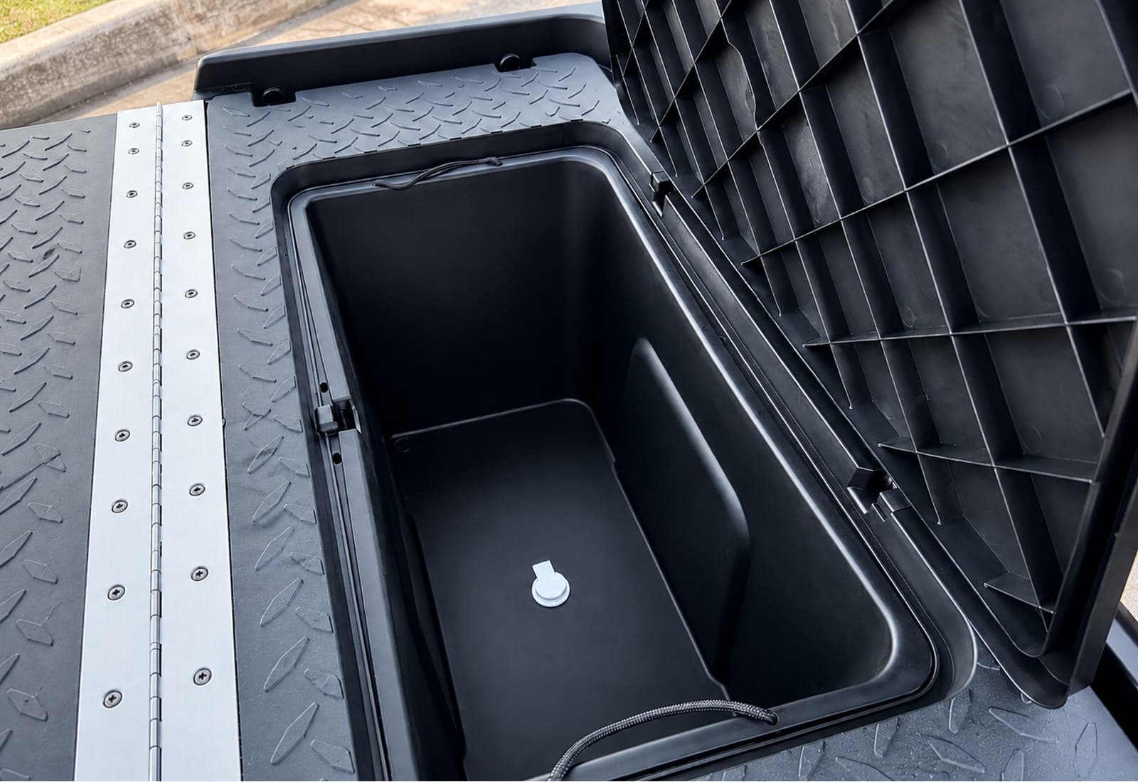 ICON i40X, Under-seat storage